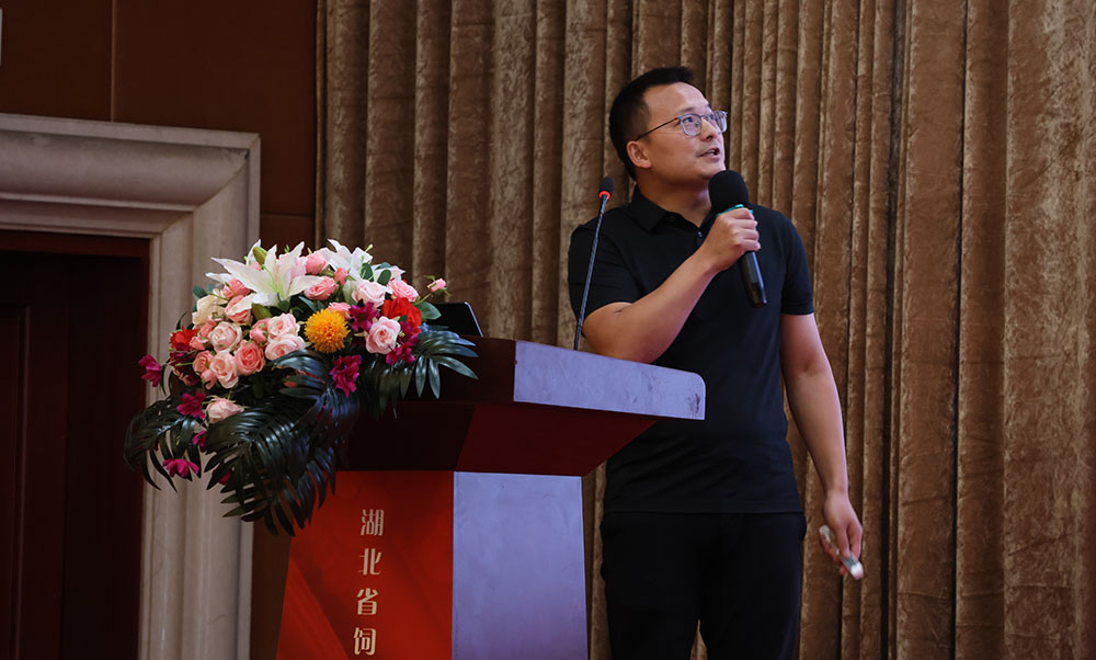 热景锅炉代表上台发言介绍蒸汽发生设备